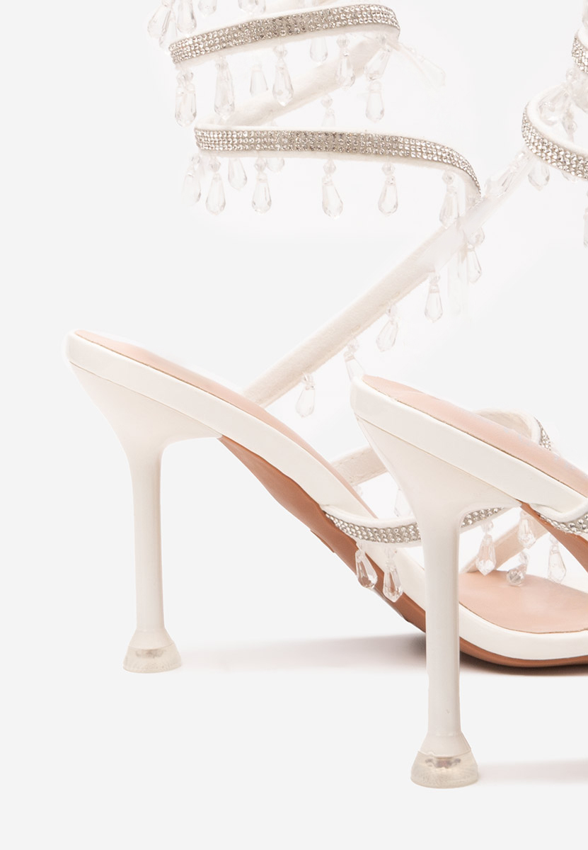 Πέδιλα με λεπτό τακούνι Calisa λευκά